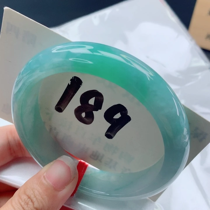 翡翠手镯未镶嵌满绿