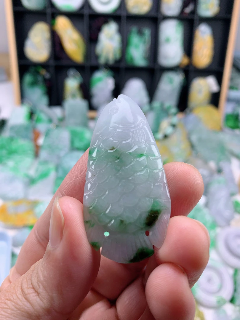 缅甸天然A货翡翠飘阳绿年年有余鱼吊坠52.6-25.6-7.4