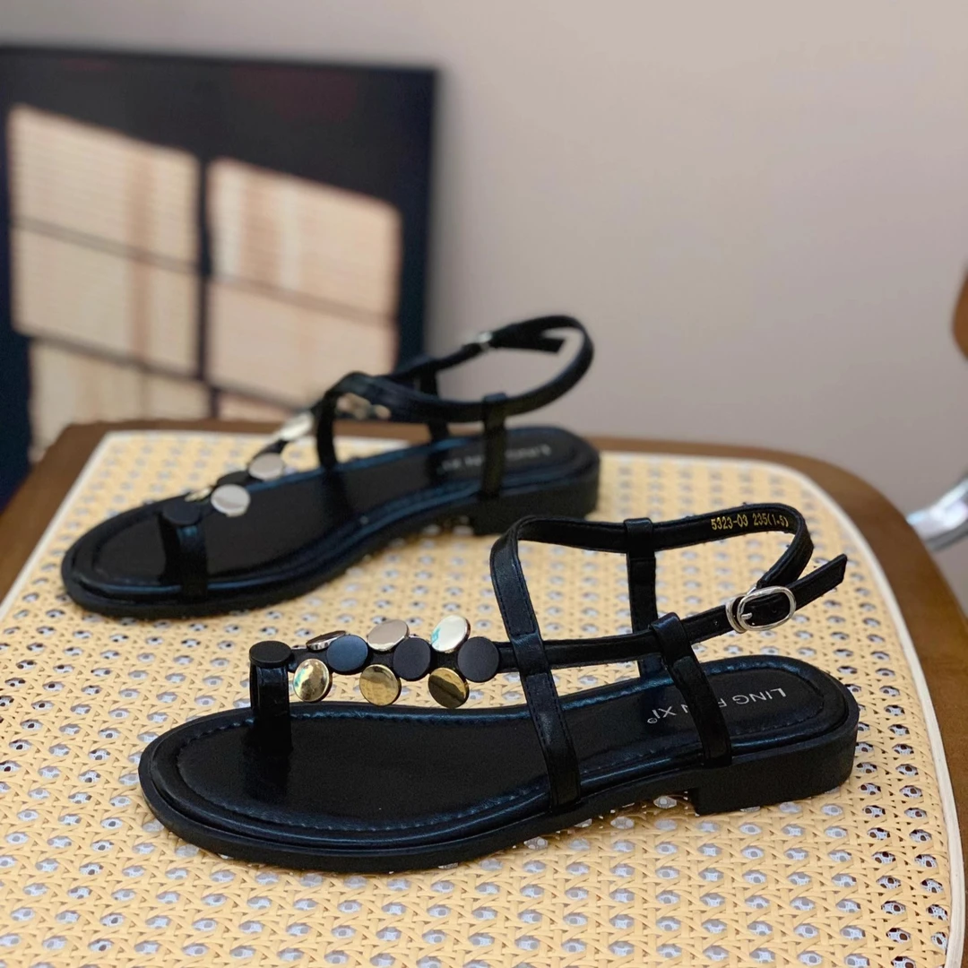 套趾凉鞋女2025夏季新款百搭舒适平底时尚露趾一字扣带高级感女鞋