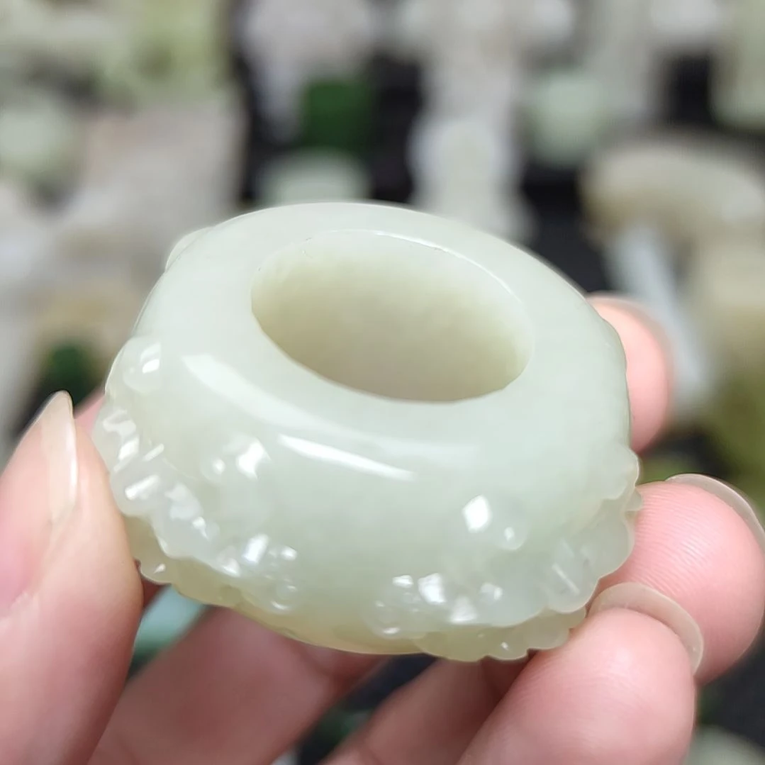 和田玉挂件未镶嵌白**崖