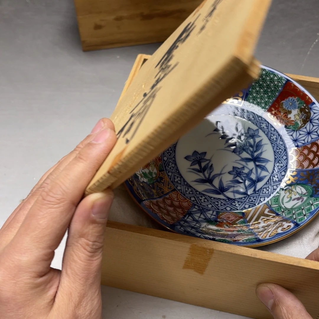 瓷片法***星密密麻麻地排列着一个