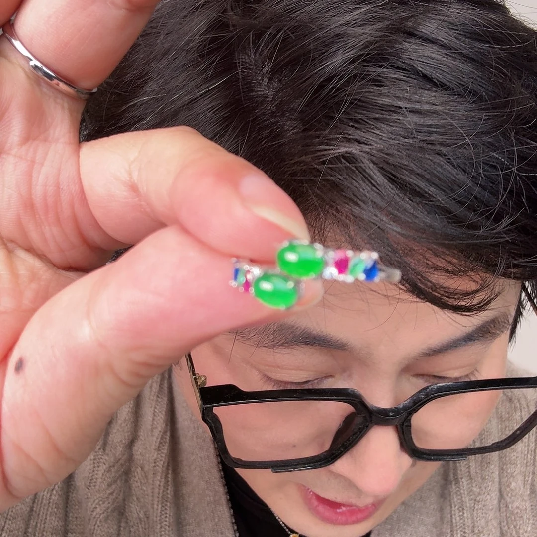 翡翠未镶嵌颈饰一对