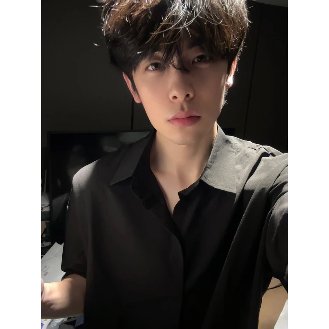 冰丝短袖衬衫男士夏季薄款潮流痞帅小众宽松休闲百搭痞帅黑色衬衣