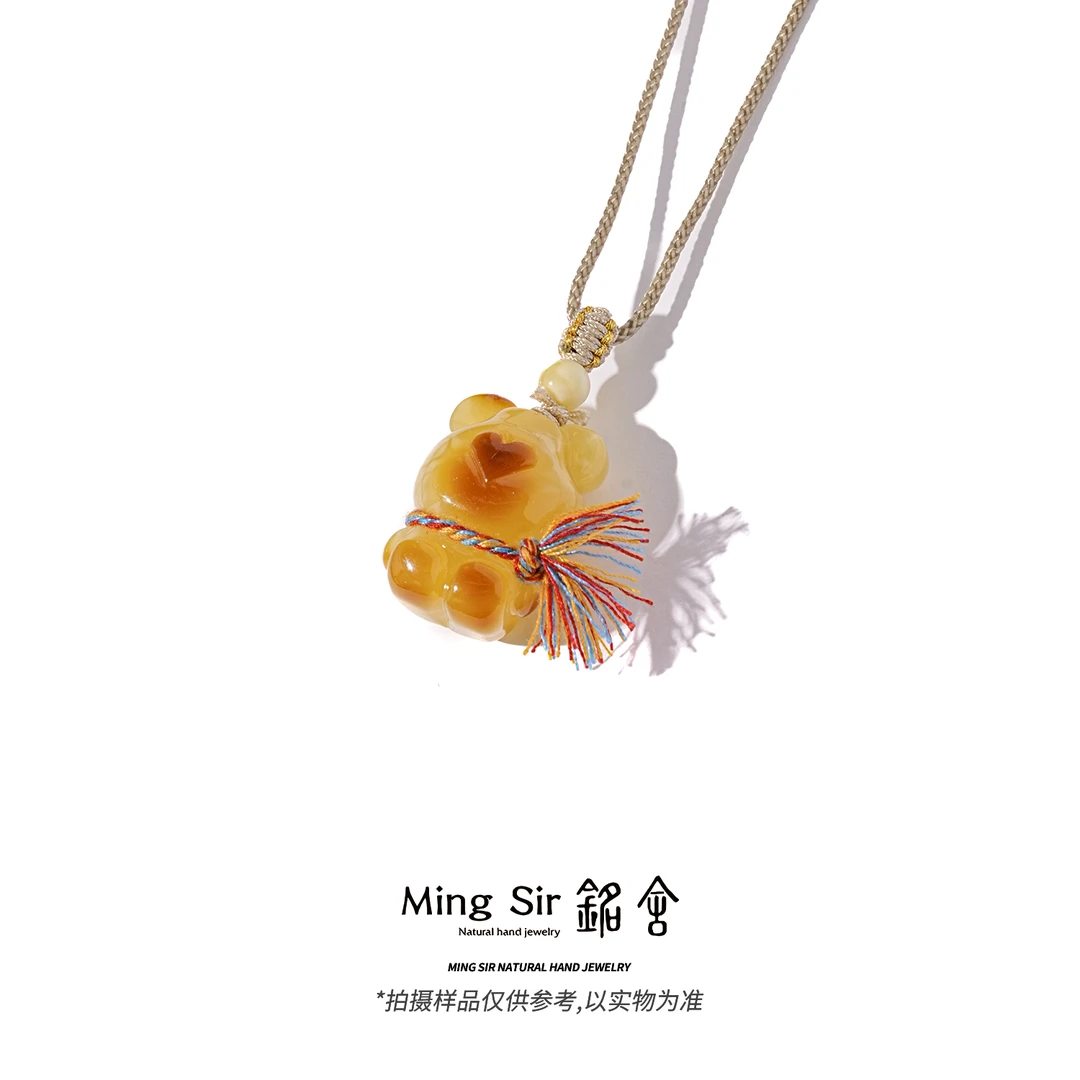 【铭舍 俏皮熊特橘红】琥珀蜜蜡焦皮料丝巾小熊雕刻配珠颈饰白蜡款
