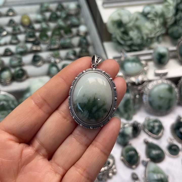 透闪石-蛇纹石玉颈饰未镶嵌