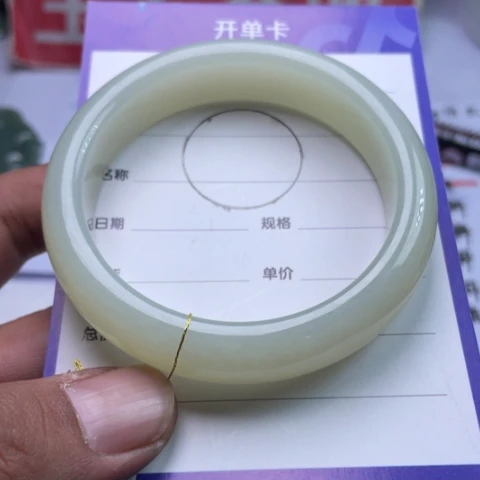 和田玉手镯未镶嵌寻**谜手镯