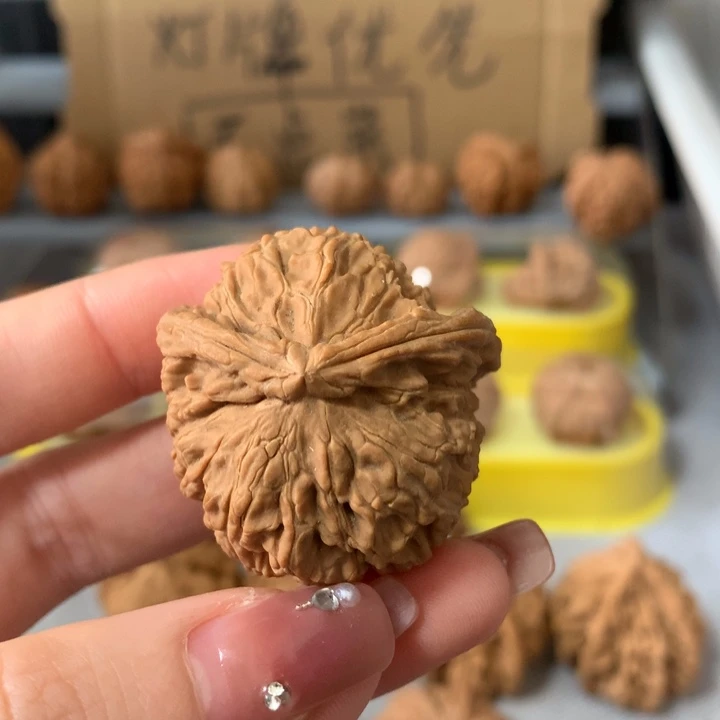 江***2吊坠文玩核桃异形单只，有瑕疵