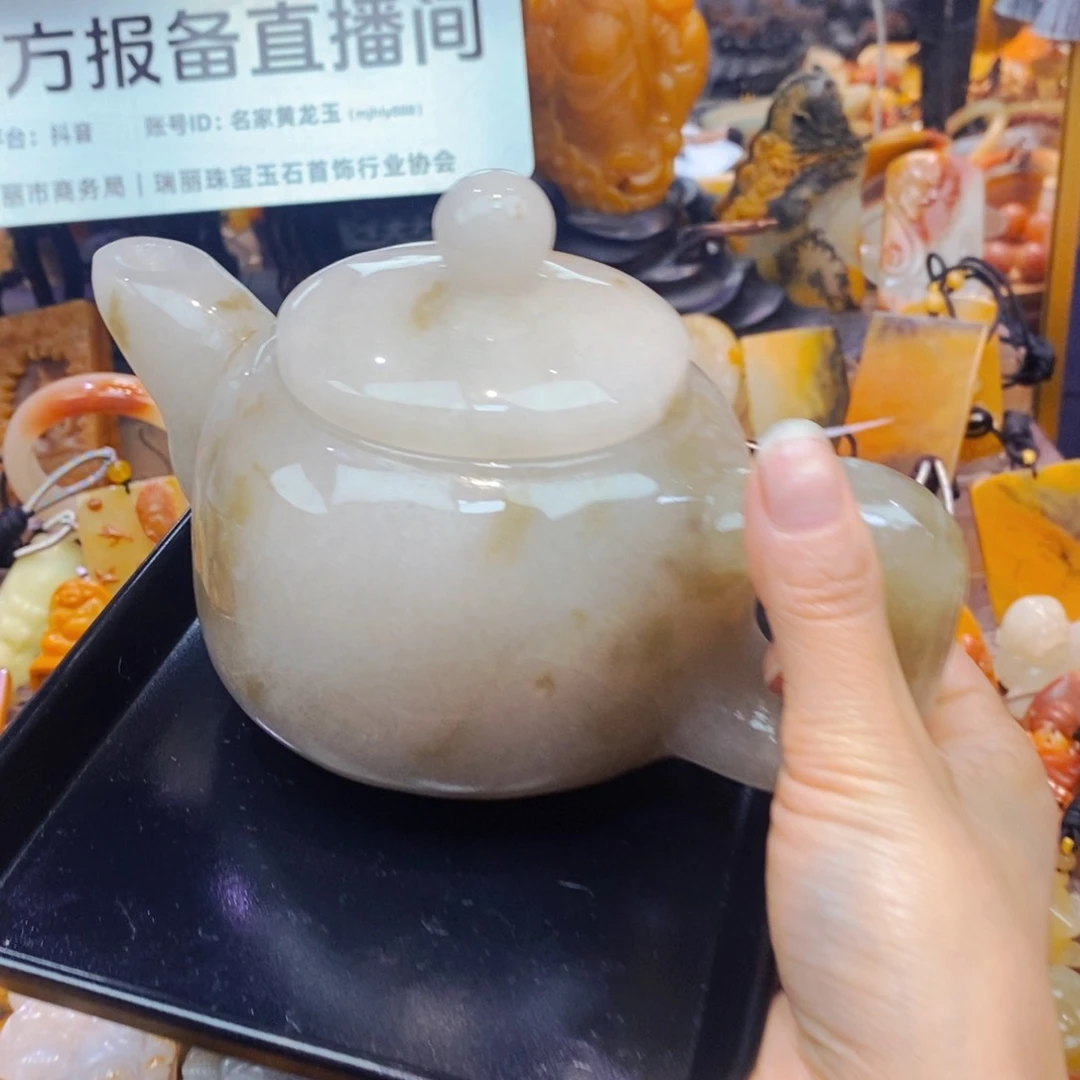 未镶嵌石英质玉（黄龙玉）颈饰