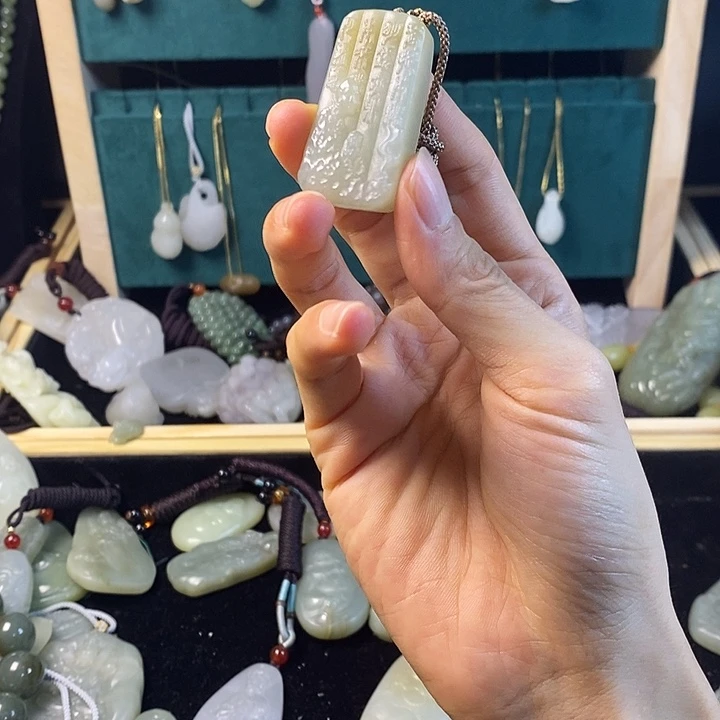 和田玉未镶嵌吊坠(赠链)