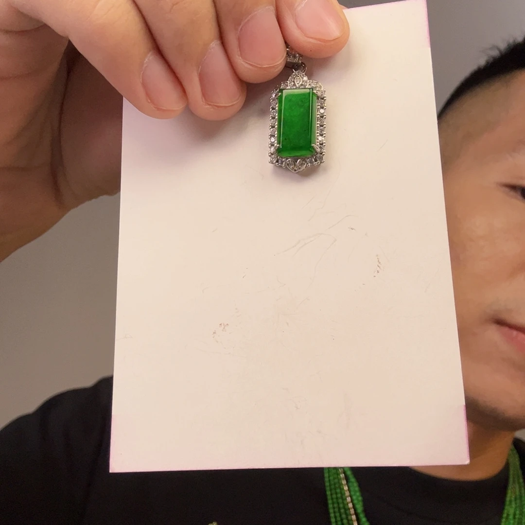 翡翠未镶嵌挂件一件