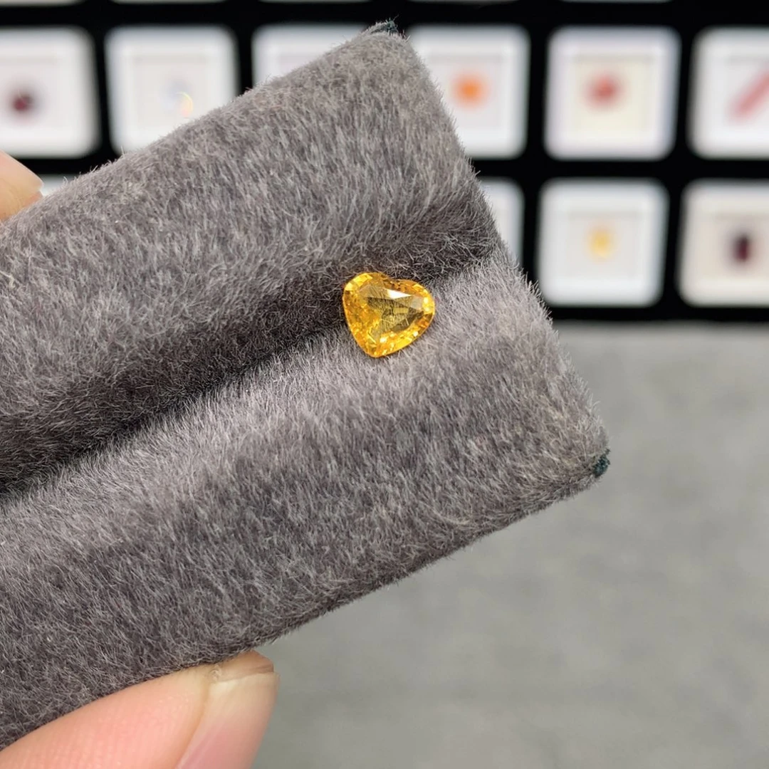 蓝宝石裸石1.03克拉金丝雀