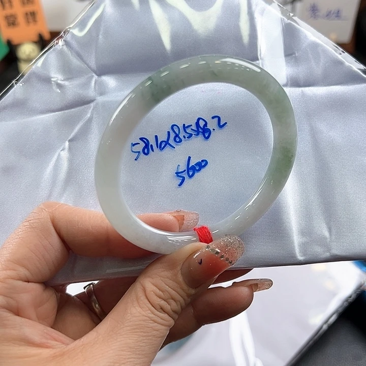 翡翠手镯未镶嵌飘花