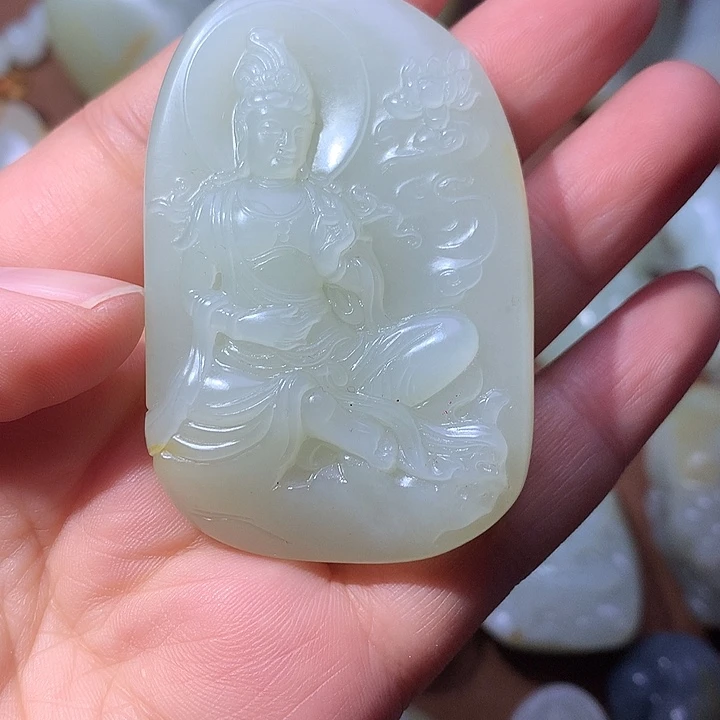 李***幸和田玉未镶嵌颈饰