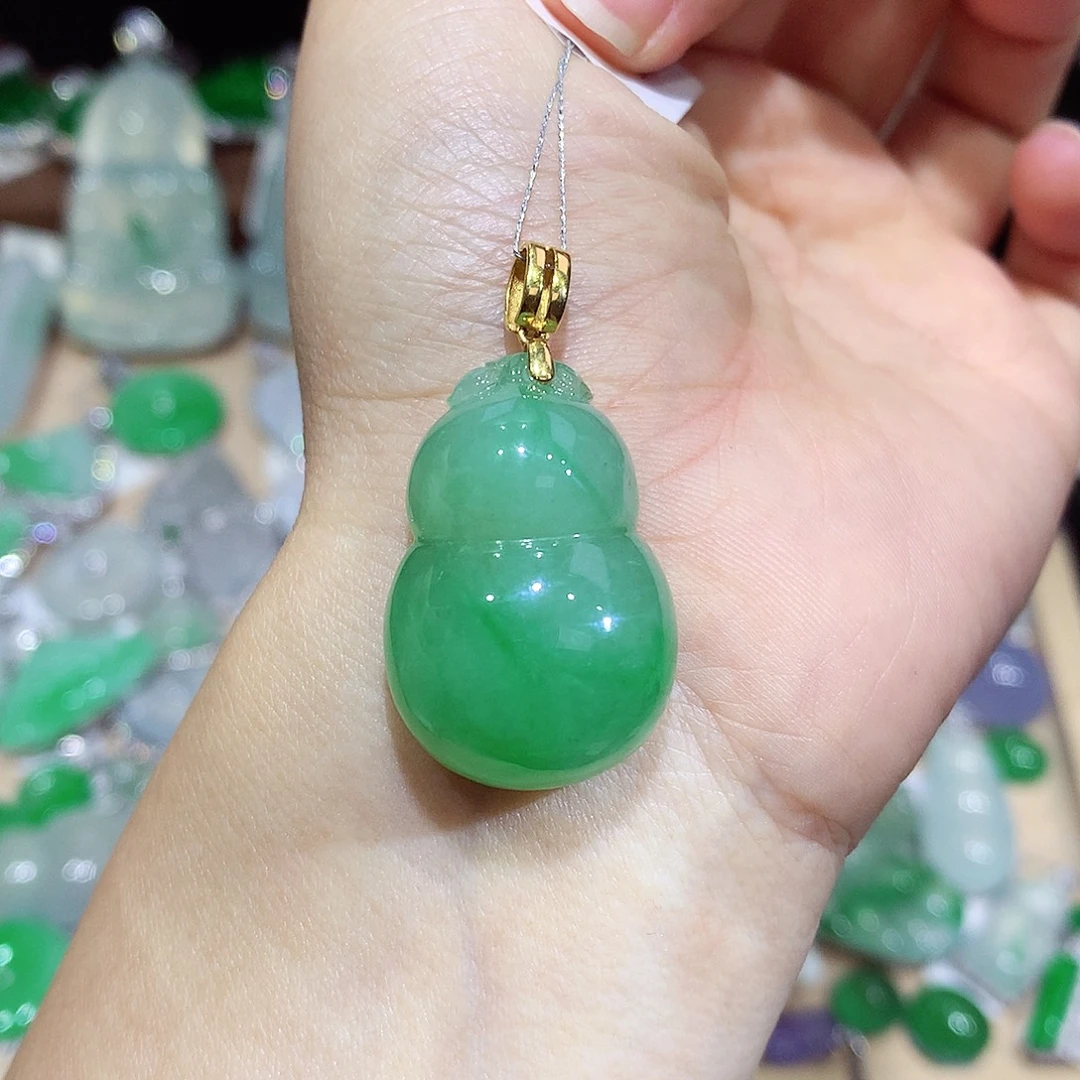 翡翠18K金镶嵌颈饰葫芦