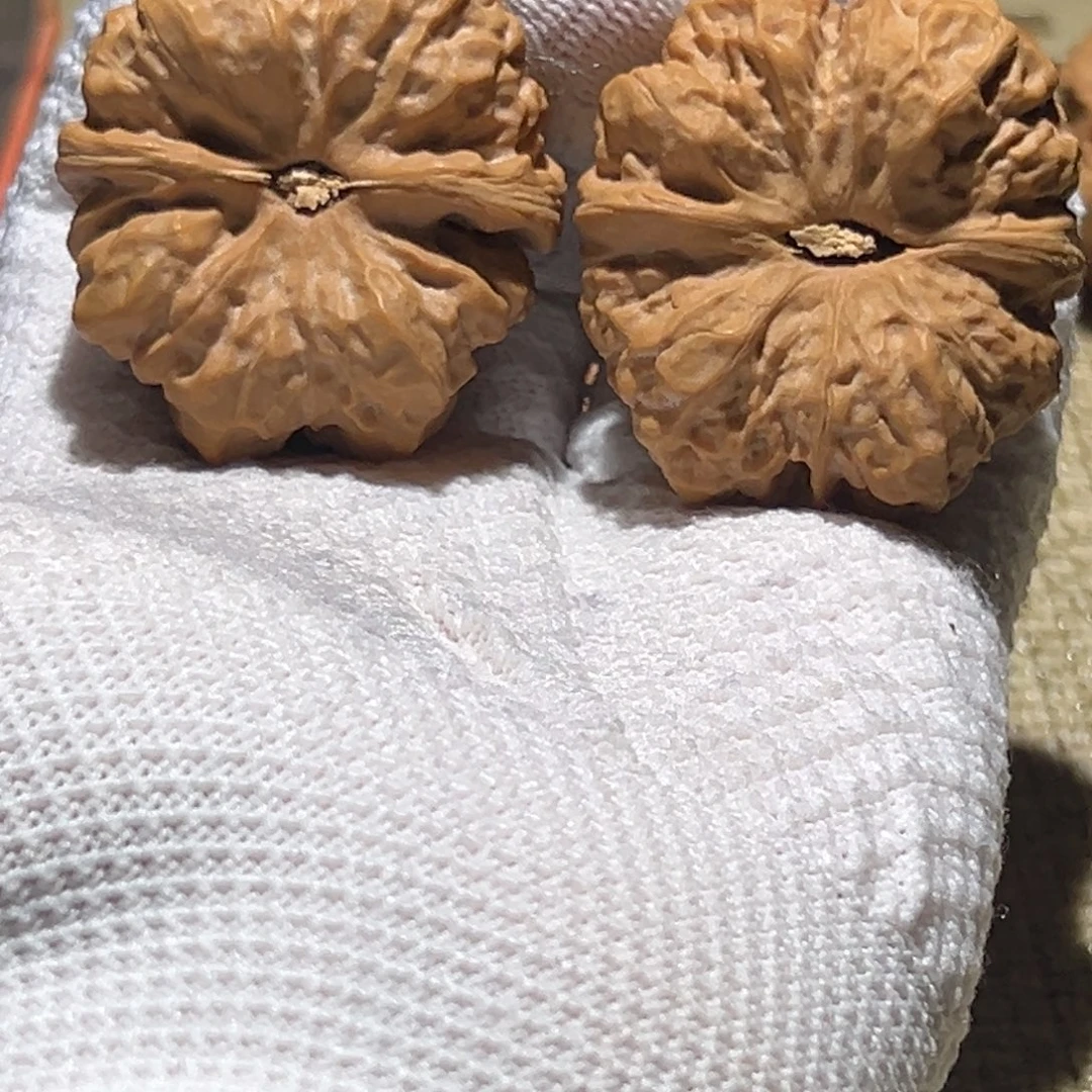 张***哥吊坠文玩核桃山地娃