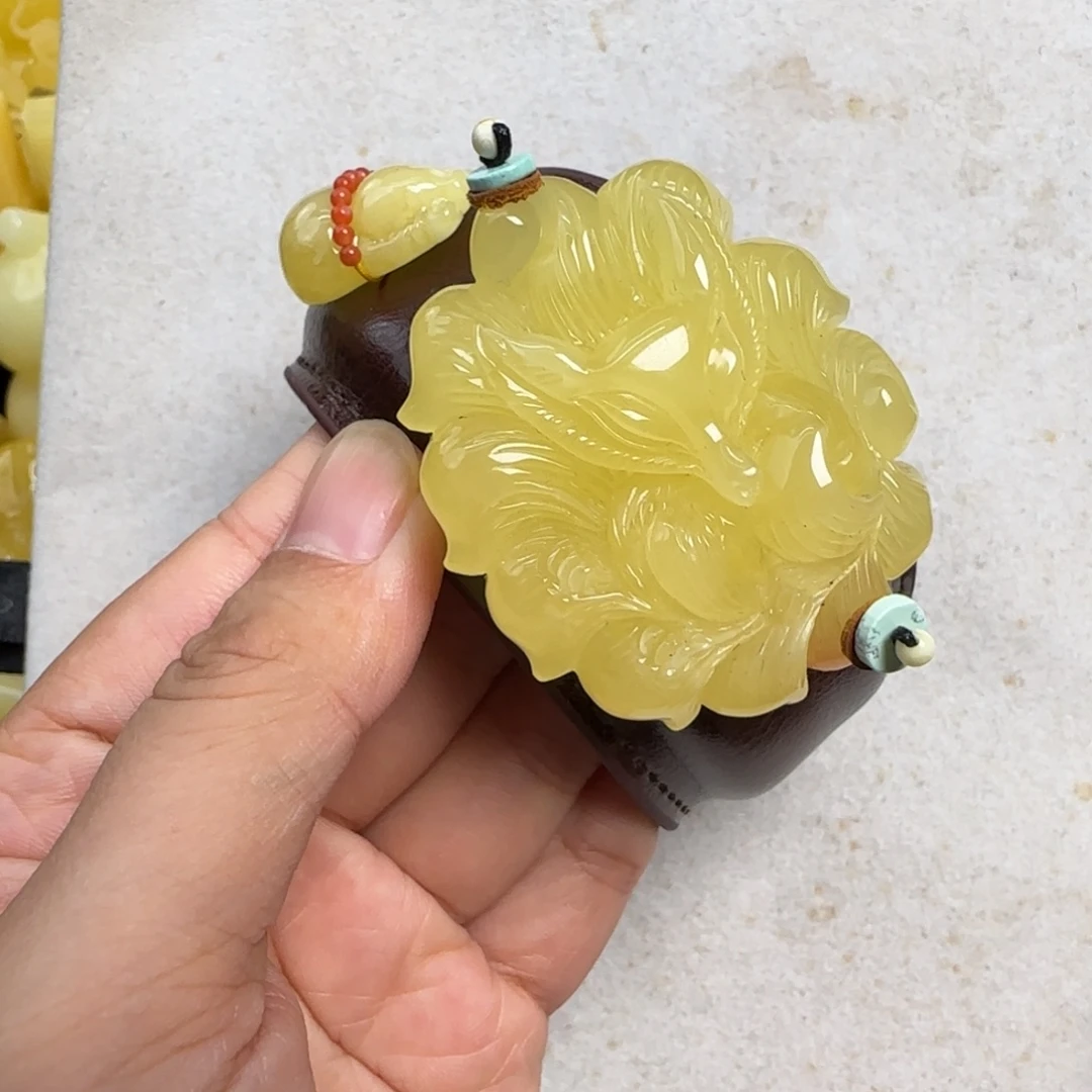 蜜蜡未镶嵌珠宝奇石