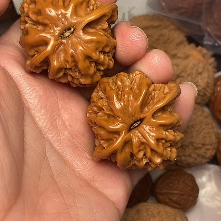 王***后文玩核桃吊坠帝王44