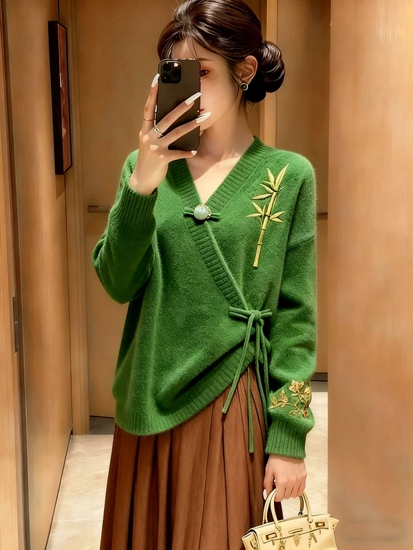 新中式国风V领绿色盘扣针织衫2025年冬季新款洋气减龄长袖上衣