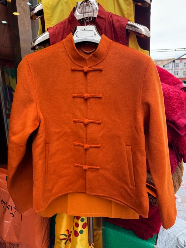 有扣子尼子新款衣服有两个颜色