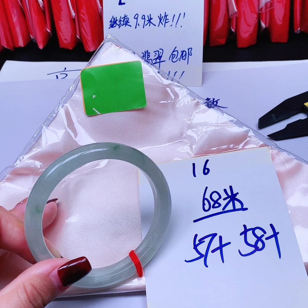 翡翠未镶嵌手镯16。