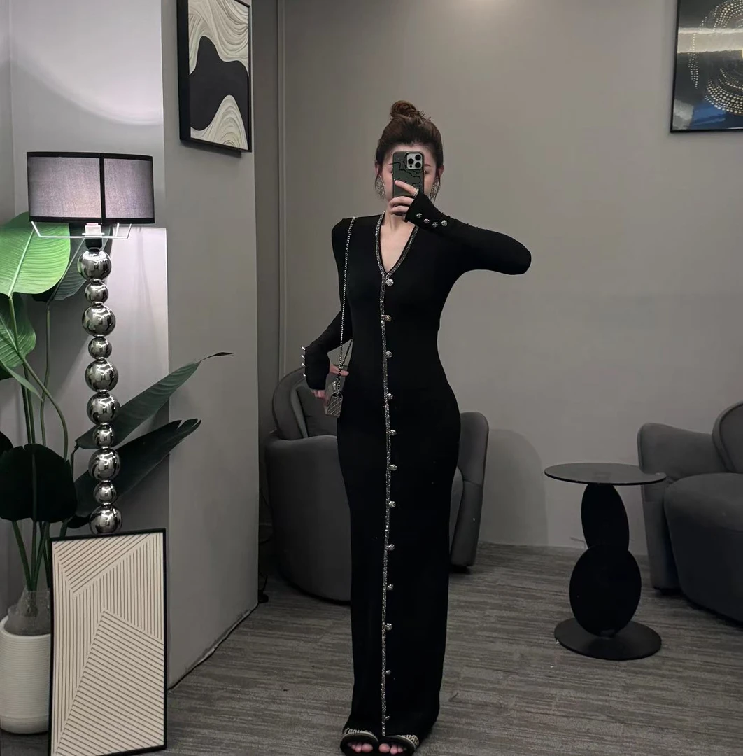 【Gouya】法式v领满天星连衣裙秋冬新款气质收腰修身显瘦包臀长裙