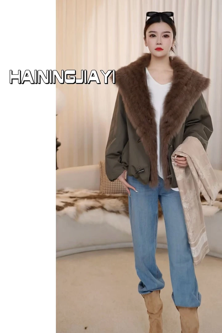 新款短款鹅绒服狐狸毛车条短外套2523