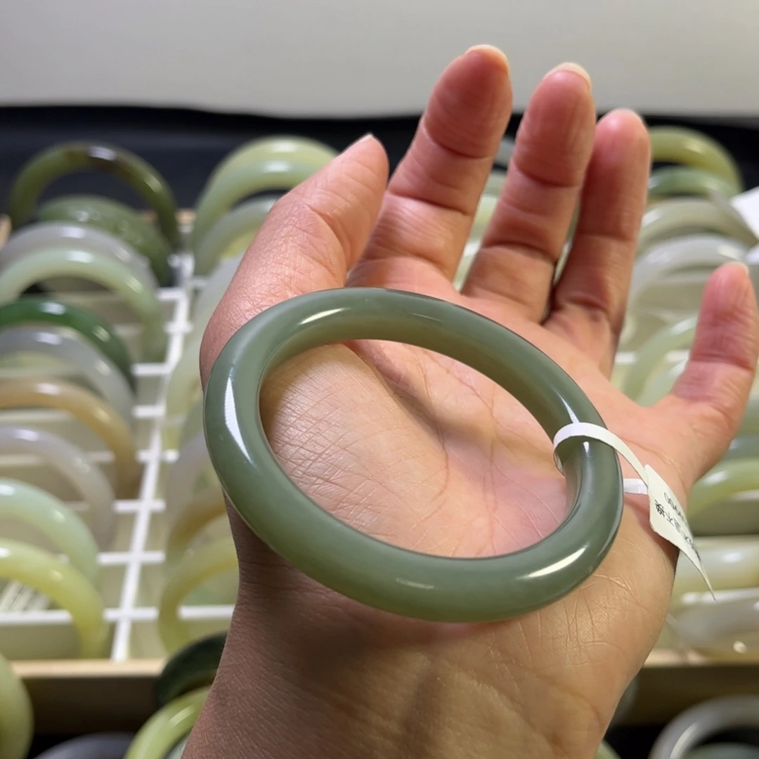 和田玉未镶嵌手镯52.8圈