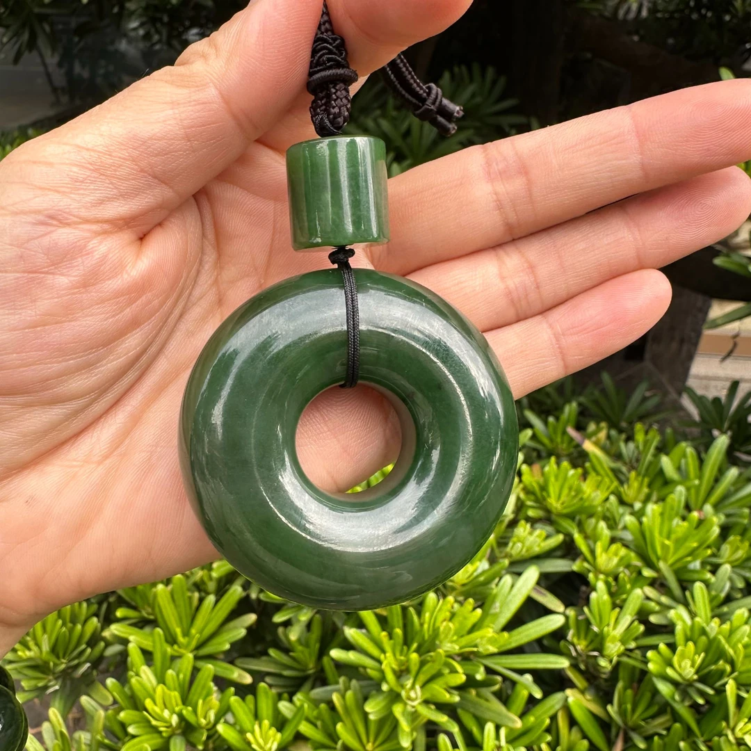 和田玉菠菜绿大平安扣厚18俄七料（56尺寸）无黑点很少红皮