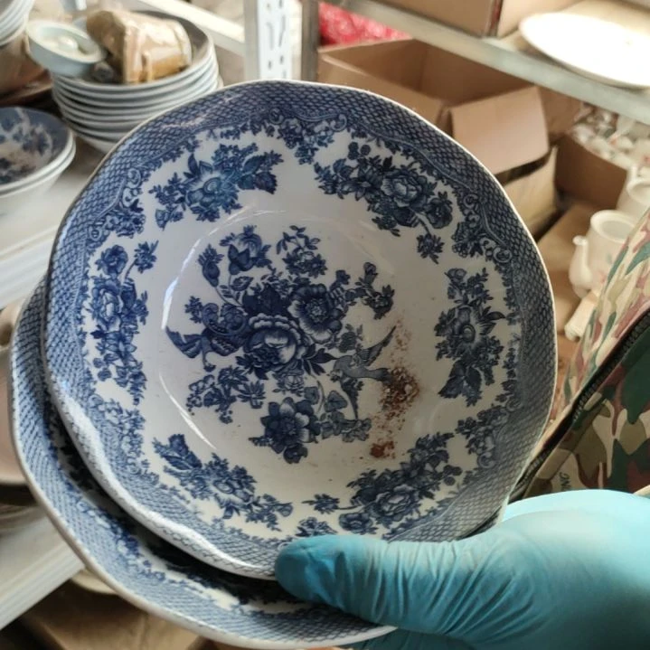 摆件。陶瓷盘子碗啥都有