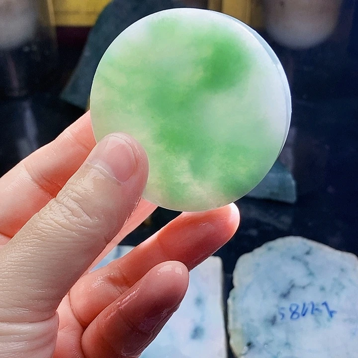 翡翠未镶嵌颈饰毛料52