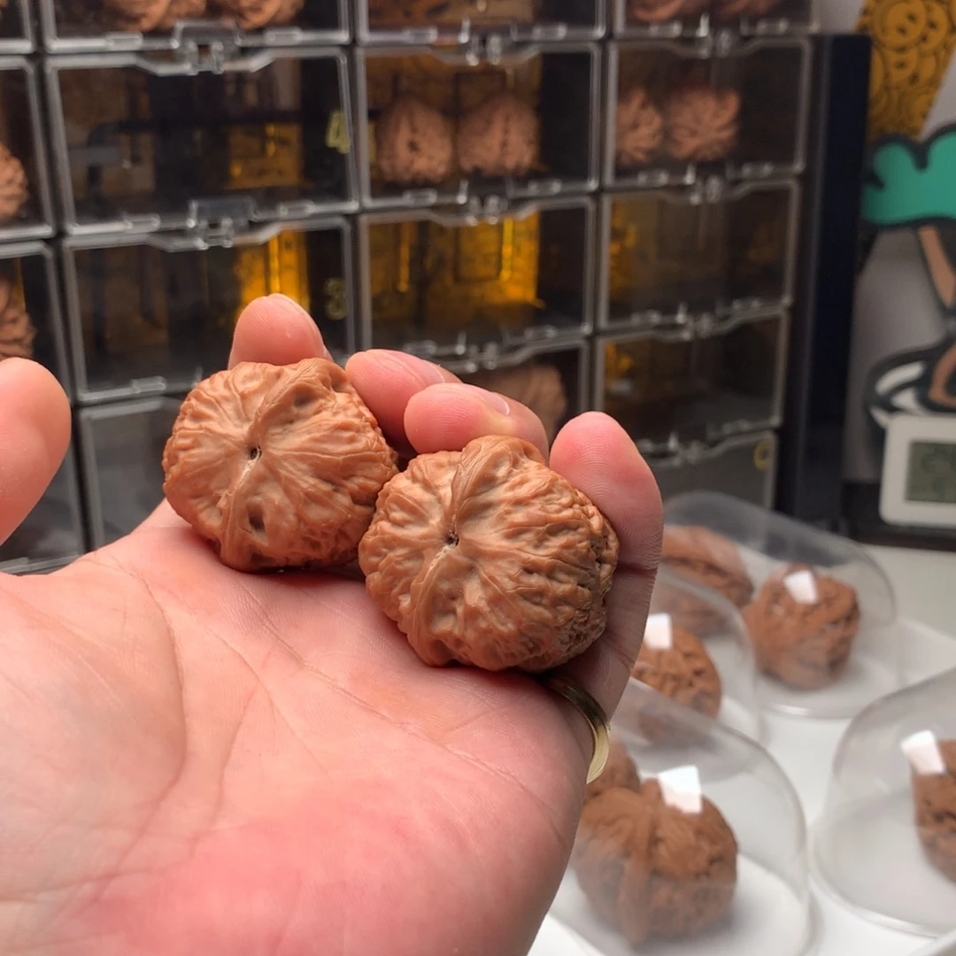 石***貔吊坠桃核红方印666888