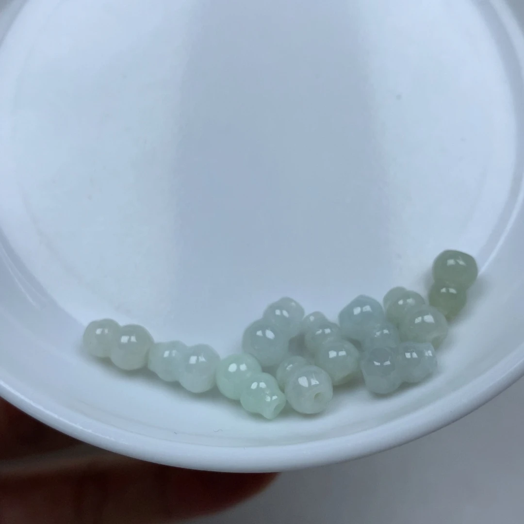 翡翠颈饰未镶嵌葫芦珠。10颗
