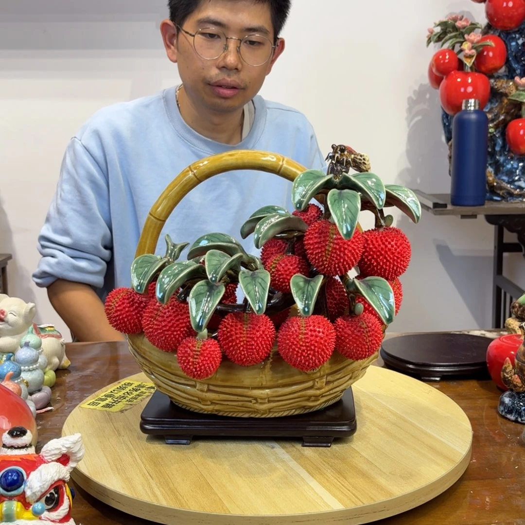 陶瓷大荔枝蓝摆件