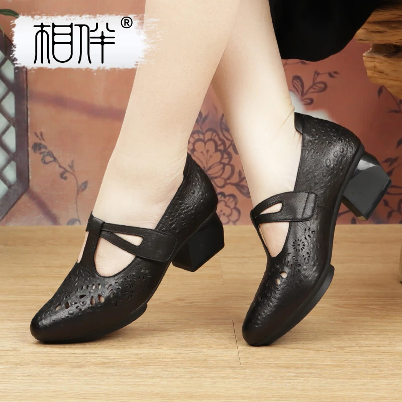 相伴相伴相伴真皮复古粗跟女士镂空单鞋百搭中年妈妈中跟鞋53162
