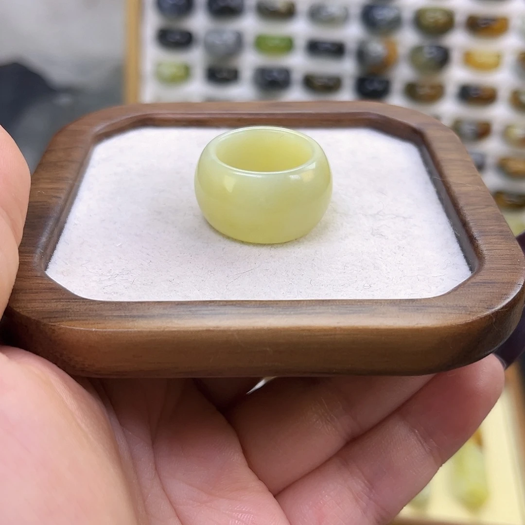 蛇纹石玉未镶嵌戒指18.3微瑕