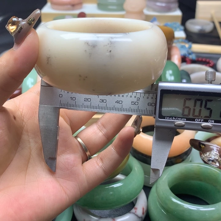 未镶嵌手镯石英质玉