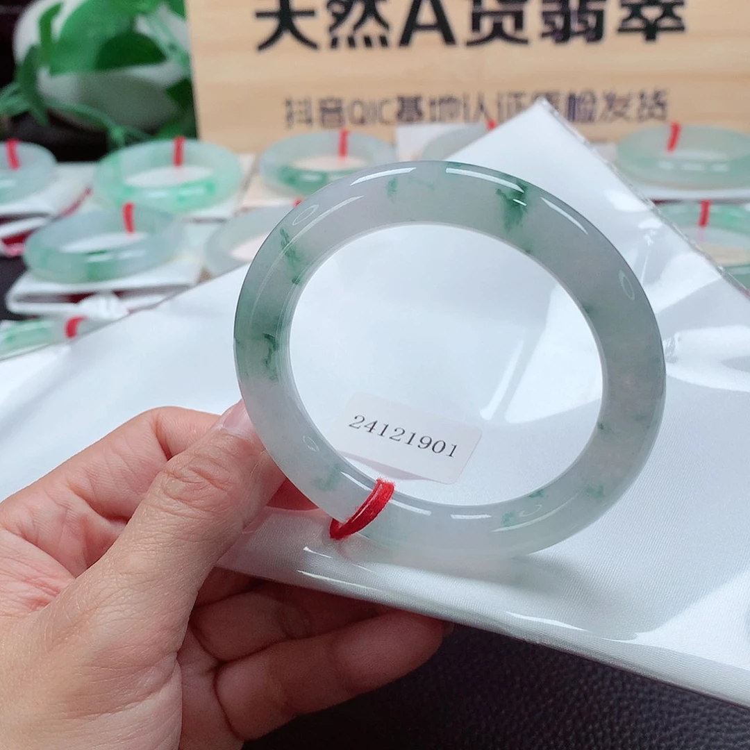 翡翠手镯（圆镯）未镶嵌天然A货翡翠手镯   有纹