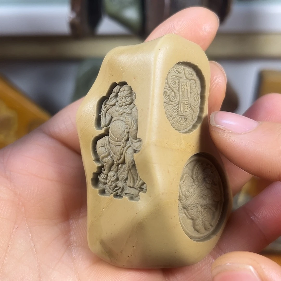 新疆原石雕刻手把件