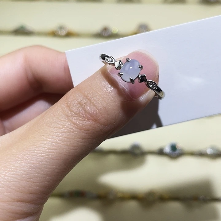 颈饰未镶嵌翡翠戒指
