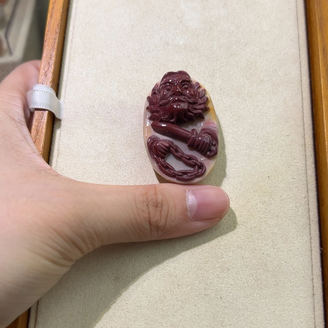 在***湄石英质玉未镶嵌颈饰