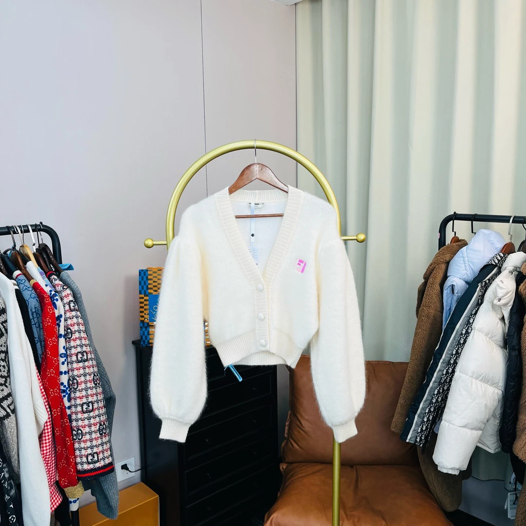 99新 FENDI/芬迪 胸口粉色logo开衫 42码