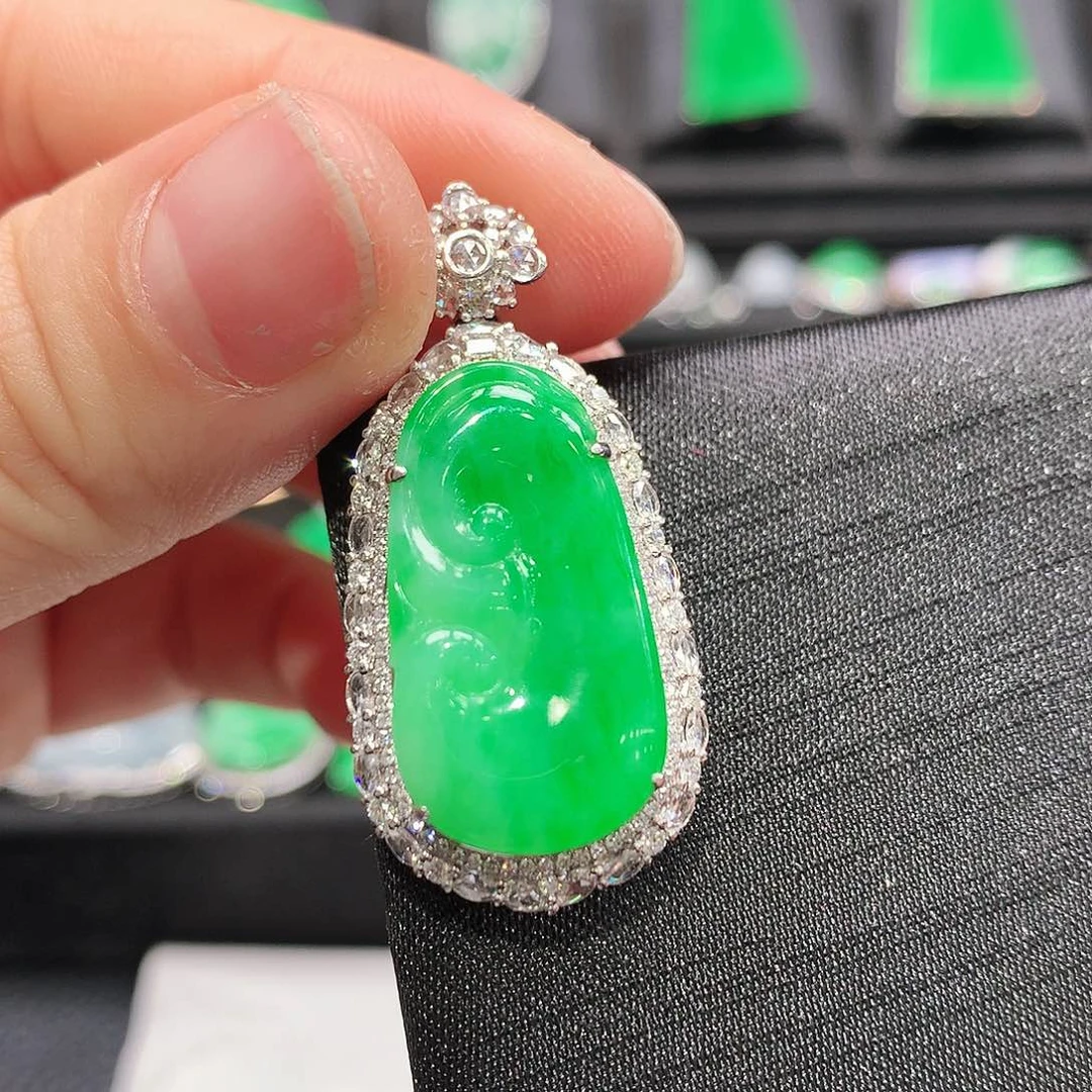 翡翠颈饰18K金镶嵌如意