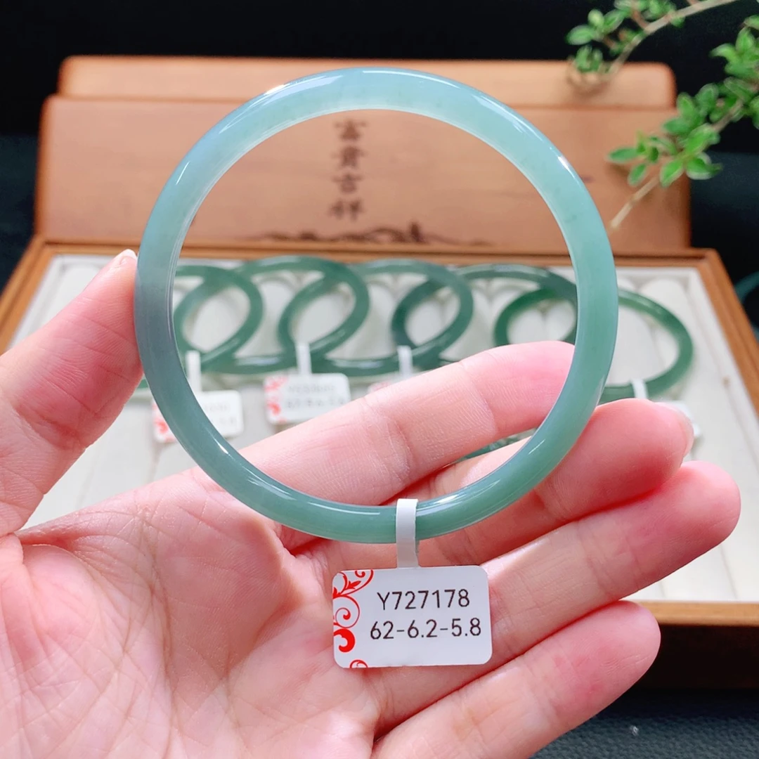 未镶嵌手镯（圆镯）翡翠