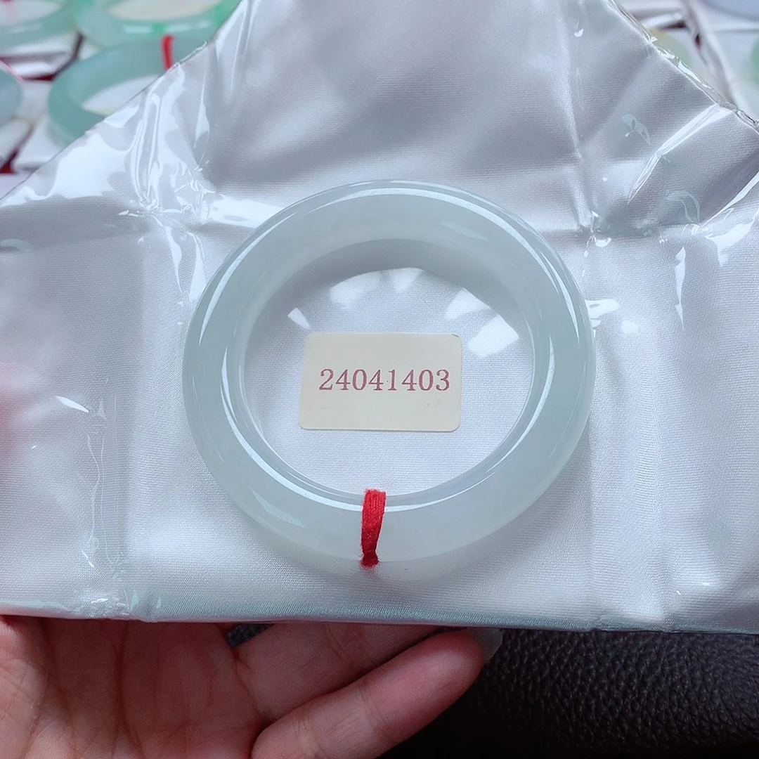 翡翠手镯（圆镯）未镶嵌