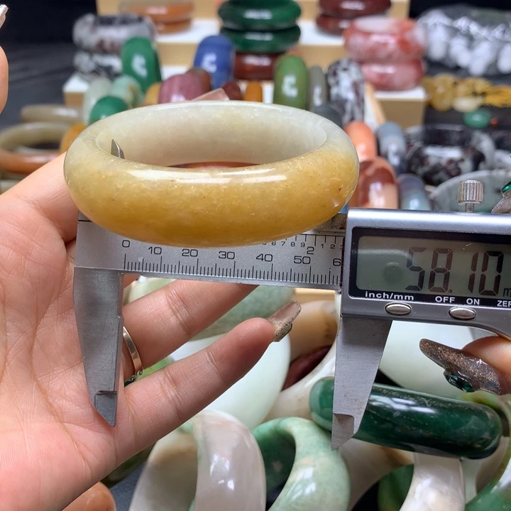 未镶嵌手镯石英质玉