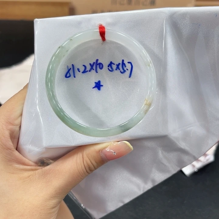 翡翠手镯未镶嵌翡翠