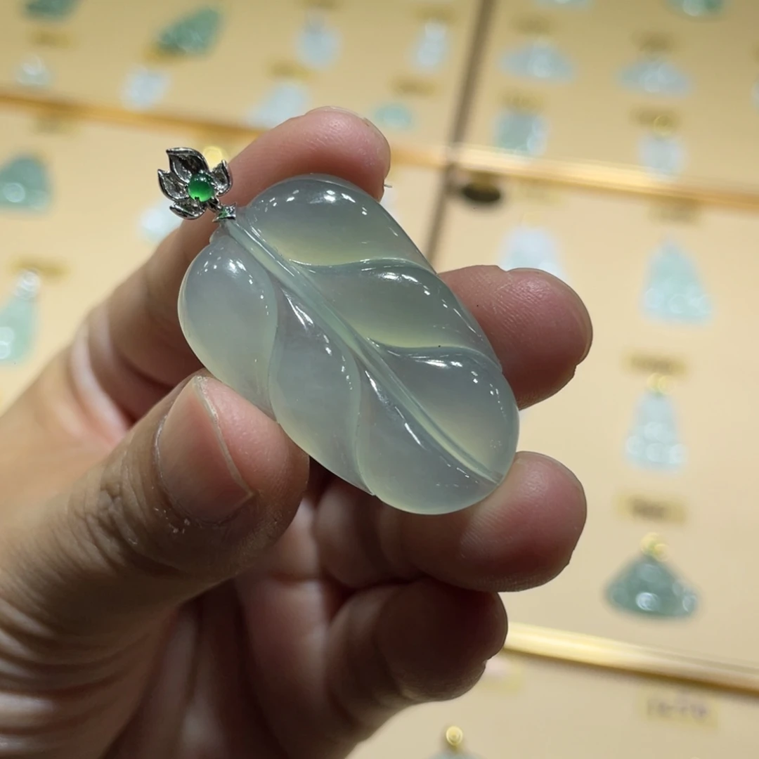 颈饰18K金镶嵌翡翠叶子