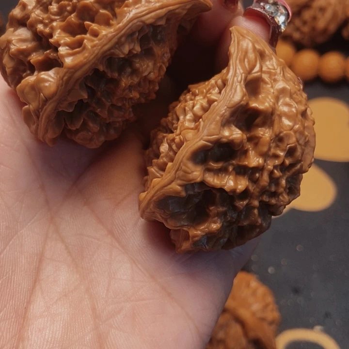 文玩核桃吊坠蛇头
