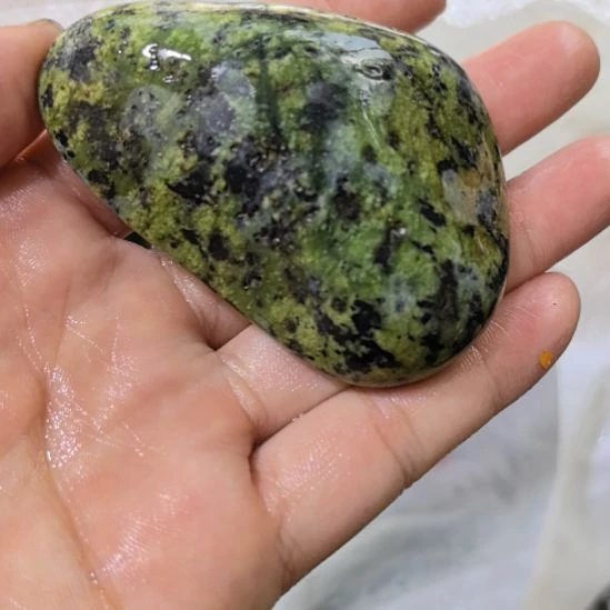 土***金有机玻璃藏玉药王石原石手把件一个