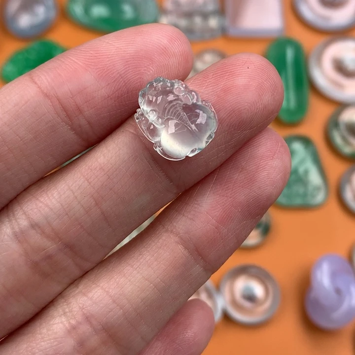 翡翠挂件未镶嵌….